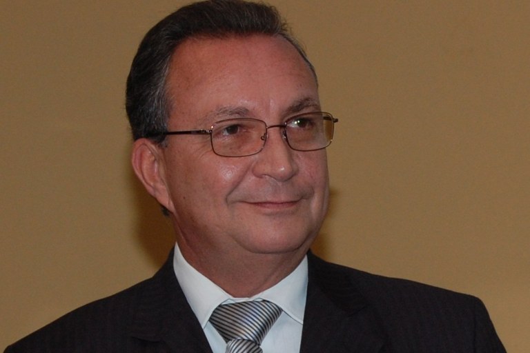 Escolhido em julho de 2013 pré-candidato do PMDB ao governo estadual Luís Fernando Silva desistiu da candidatura na última quarta-feira (dia 2); ela anunciou a saída da disputa após Roseana Sarney decidir que ficaria no governo estadual e não seria candidata ao Senado; o senador em exercício Edison Lobão Filho foi escolhido como o substituto do ex-secretário estadual de Infraestrutura na disputa; Lobão Filho deve se pronunciar sobre sua pté-candidatura nesta terça-feira