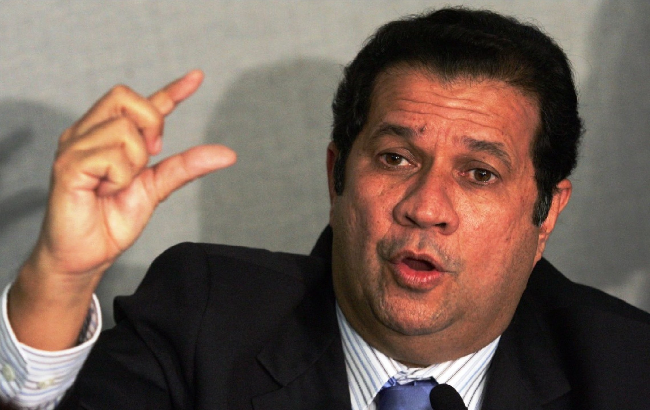 O presidente nacional do PDT assume as negociações após crescer no PDT maranhense a proposta de lançar candidatura própria ao governo estadual, disputam a indicação os ex-prefeitos Hilton Gonçalo, de Santa Rita, e Deoclides Macedo, de Porto Franco; na reunião da Executiva nacional pedetista nada ficou definido quanto à posição da legenda de se manter ou não na aliança com o ex-presidente da Embratur, Flávio Dino
