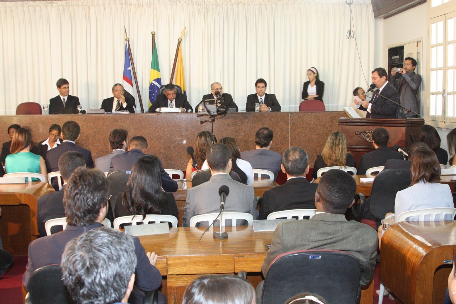 Apenas o vereador Isaías Pereirinha (PSL) justificou a falta apresentando atestado médico. Outros cinco apresentaram justificativa não prevista no Regimento Interno (falta em função de atividade do mandato); no mês de julho ocorre o recesso parlamentar e, a expectativa na Casa é que até lá, os vereadores seguirão gazeteando as atividades no Legislativo Municipal