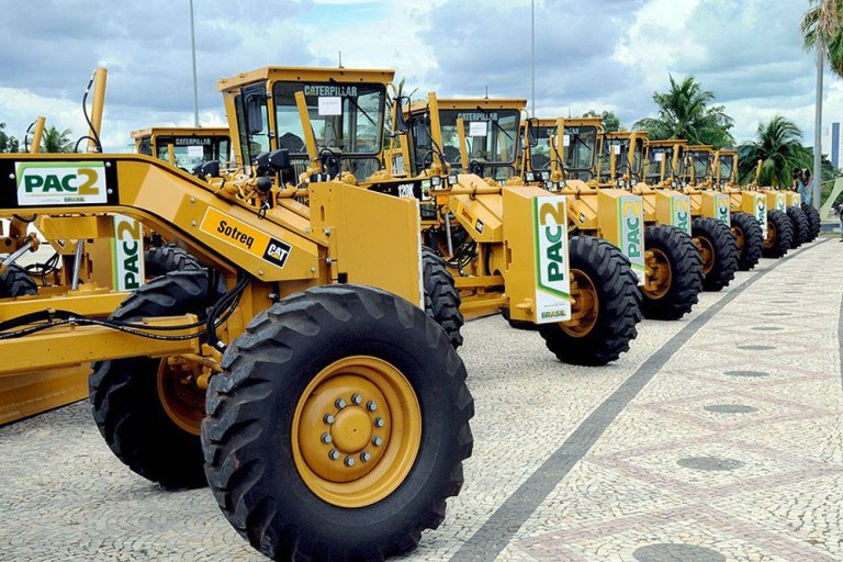 Em evento com o ministro do Desenvolvimento Agrário, Miguel Rossetto, a governadora Roseana Sarney, entregou 119 motoniveladoras fazem parte de um conjunto de equipamentos que visam à conservação contínua das estradas vicinais, responsável por interligarem o meio rural às cidades; foram investidos 55,3 milhões de reais na compra destes equipamentos; com a entrega das motoniveladoras, o Ministério do Desenvolvimento Agrário (MDA) conclui o envio de equipamentos no estado, onde foram investidos mais de R$ 210 milhões, beneficiando 202 municípios com equipamentos no PAC, em sua fase final
 