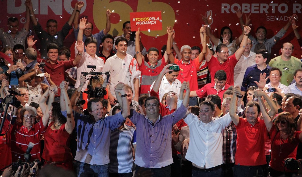 Convenção da Mudança, em São Luís, oficializou a candidatura de Flávio Dino ao governo do Estado; liderando as pesquisas de intenções de voto, Dino conseguiu aliança com dez partidos e mantém a unidade da oposição; Roberto Rocha será candidato ao Senado e Carlos Brandão o vice de Flávio Dino; segundo Flávio Dino, a sua candidatura promoverá uma mudança radical no Maranhão; “Nenhum império dura para sempre. Nós iremos proclamar a república no Maranhão", disse referindo-se a possibilidade de, caso eleito, colocar fim ao domínio da família Sarney no Estado