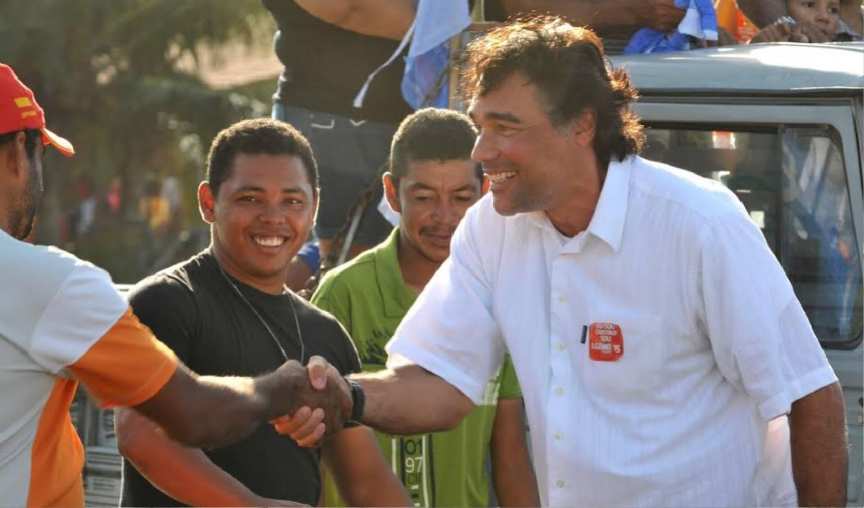 O senador Lobão Filho (PMDB), candidato ao governo do Estado pela coligação "Pra Frente, Maranhão", garantiu nas cidades de Tutóia e Araioses que todo o seu programa de governo será efetivamente concretizado com participação popular; "Nós vamos sim implantar um governo revolucionário onde todos terão orgulho de terra. Um Maranhão produtivo e de grandes oportunidades para todos", afirmou