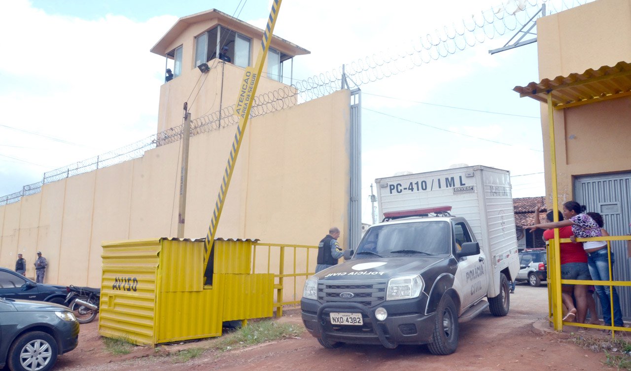 O Complexo Penitenciário de Pedrinhas, em São Luís (MA), registrou a 12ª morte em 2014, subindo para 19 o número de assassinatos no sistema carcerário maranhense, onde 60 presos foram mortos em 2013, de acordo com o Conselho Nacional de Justiça (CNJ); o motivo do homicídio, que levou Marcos Paulo Ramos Sales, de 29 anos, a óbito, teria sido uma briga decorrente de uma dívida de R$ 250 do presidiário com traficantes que ficaram na mesma cela ocupada pela vítima