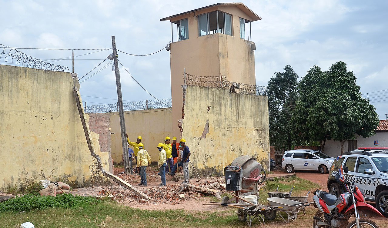A Secretaria de Estado de Justiça e Administração Penitenciária (Sejap) confirmou que um total de 36 presos conseguiram fugir ontem do Centro de Detenção Provisória, o Cadeião, em Pedrinhas; a Secretaria de Segurança não descarta a participação direta de agentes penitenciários e de monitores na trama que resultou na fuga em massa do presídio