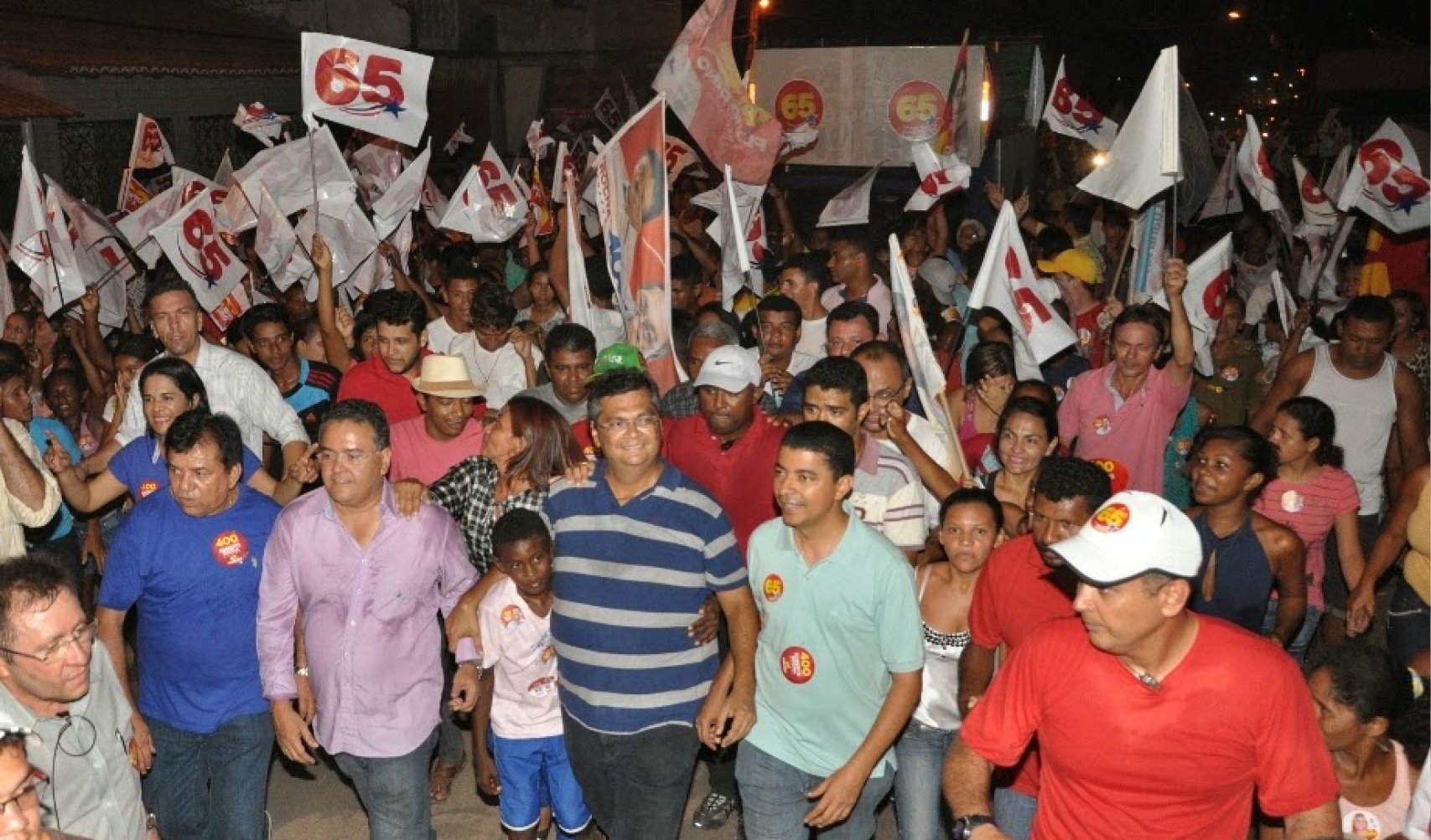 Em carreata pelas ruas de Tufilândia, interior do estado, o candidato ao governo maranhense Flávio Dino (PC do B) relembrou a importância do investimento em ações que estimulem a produção no campo e o reforço a políticas sociais para assegurar igualdade aos maranhenses; "Nosso objetivo é levar a justiça para todos os municípios maranhenses, com reforço da agricultura, produção no campo e políticas sociais. O povo tem força e fé em um Maranhão melhor", defendeu