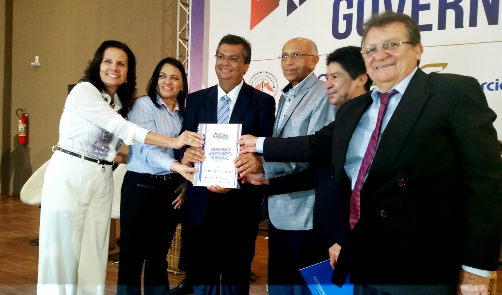 A declaração do candidato ao governo do Maranhão Flávio Dino (PC do B) foi dada durante encontro com empresários na sede da Fiema; o ex-presidente da Embratur assumiu compromissos com o setor para um novo projeto de desenvolvimento maranhense; dentre eles, destacam-se a criação do Conselho Empresarial do Maranhão e a implantação de um ambiente institucional, de previsibilidade e de combate à corrupção e às propinas; "Quem se ocupa da política não pode fazer negócios dentro do governo", disse o comunista