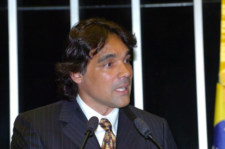 O peemedebista Edison Lobão Filho enviou nota à imprensa e ao povo maranhense agradecendo os votos que recebeu e desejando sucesso ao governador eleito Flávio Dino (PC do B); "Espero que o futuro governador tenha uma administração saudável, boa, que possa atender todos os anseios da população"; afirmou; "De minha parte, como cidadão e homem público, irei contribuir com o meu estado. Estarei, mais do que nunca, à disposição do povo do meu estado para que possa fazer o possível aos maranhenses"