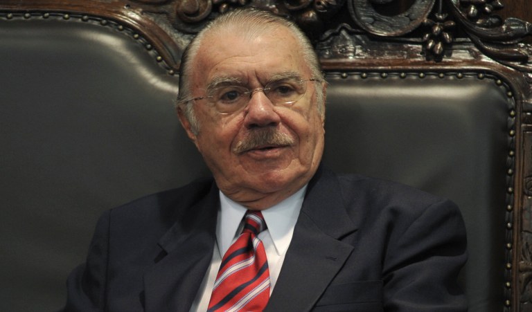 O senador José Sarney (PMDB-AP) não vai mais se aposentar para ser presidente do Conselho Editorial do Senado; a Casa prepara uma sala exclusiva para o ex-presidente da República; a informação é do Blog do Garrone; em junho, o parlamentar divulgou uma nota justificando a sua pretensão de se aposentar; "Entendo que é chegada a hora de parar um pouco com esse ritmo de vida pública que consumiu quase 60 anos de minha vida e afastou-me muito do convívio familiar", disse