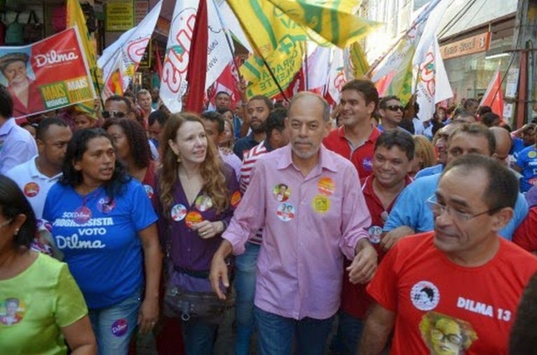 Lideranças políticas da Coligação Todos pelo Maranhão que apoiam a candidatura de Dilma Roousseff no Estado realizaram caminhada em favor da candidatura petista; Membros do PDT, PP, PROS, PCdoB e da "Resistência Petista" estiveram ao lado do prefeito de São Luís, Edivaldo Holanda Jr, os senadores Inácio Arruda (PCdoB) e Vanessa Grazziotin (PCdoB) e o ministro de Articulação Política, Ricardo Berzoini (PT), percorrendo a principal rua do comércio de São Luís em apoio a Dilma Rousseff