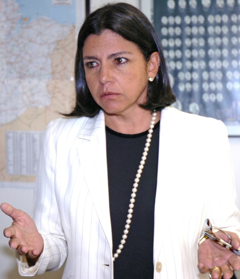Após a derrota do candidato a governador do Maranhão Edison Lobão Filho (PMDB), a peemedebista e atual chefe do Executivo estadual, Roseana Sarney, afirmou que vai continuar participando da política, porém não exercendo cargo público; "Eu disse que não vou largar a política, mas não quero mais exercer cargo público. Pode até mudar, mas hoje penso em não me candidatar a mais nada. Quero participar da política por ser uma cidadã. Quero participar, dizer o que está certo, errado"
 