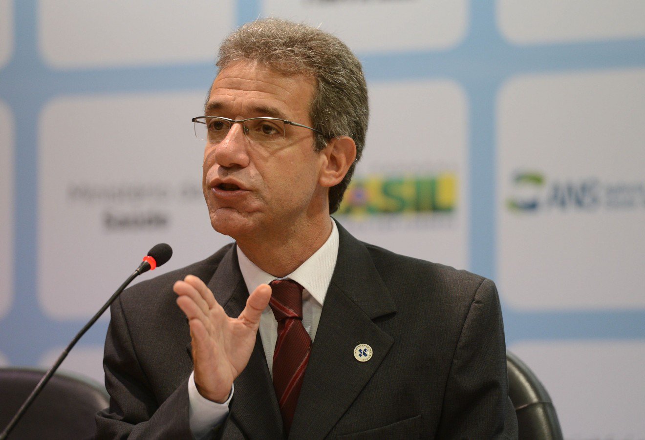 Com 33 casos confirmados de febre chikungunya, Feira de Santana, segunda maior cidade da Bahia, já é considerada com epidemia da doença pelo ministro da Saúde, Arthur Chioro; em Salvador, o ministro pediu apoio à população para combater a doença e disse que também é responsabilidade da sociedade o controle dos novos casos; "É preciso que cada um faça a sua parte"; Chioro disse ainda que não há casos graves, como também não é possível especular sobre as suspeitas da doença