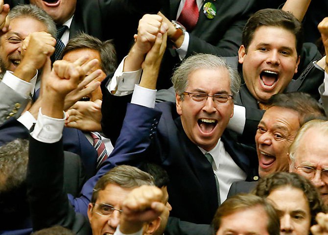 A reforma política de Eduardo Cunha está sendo feita sem que a sociedade possa dar um pio sequer