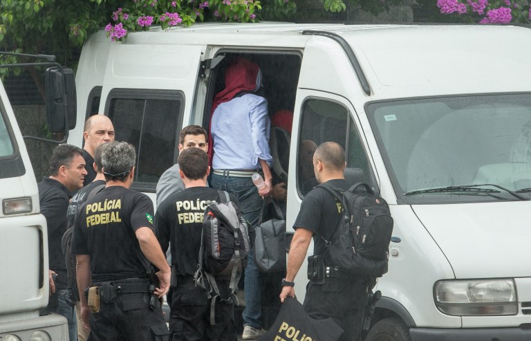 DNT 4400 14-11-2014 SAO PAULO - SP / NACIONAL OE / OPERACAO LAVA JATO - Presos pela investigacao Lava Jato da Policia Federal saem da sede da PF no bairro da Lapa, zona oeste de Sao Paulo - FOTO DANIEL TEIXEIRA/ESTADAO
