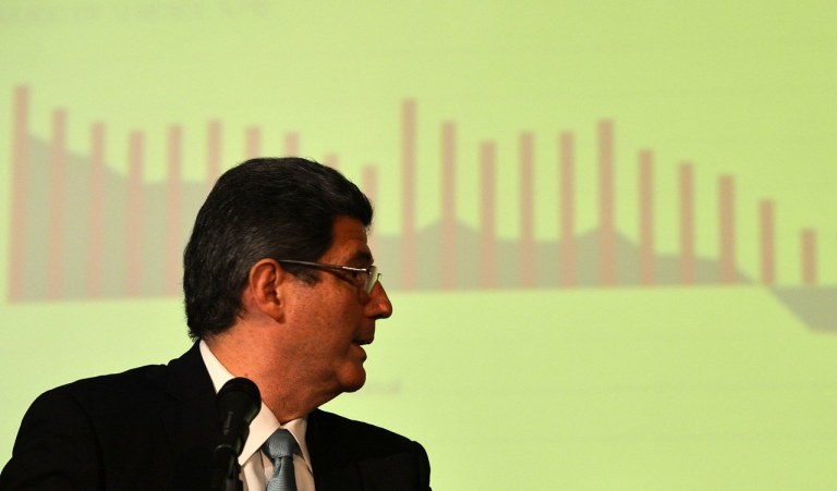 Os ministros da Fazenda, Joaquim Levy, e do Planejamento, Nelson Barbosa, falam sobre a redução da meta de superávit primário deste ano, durante coletiva no ministério da fazenda (Marcello Casal Jr/Agência Brasil)