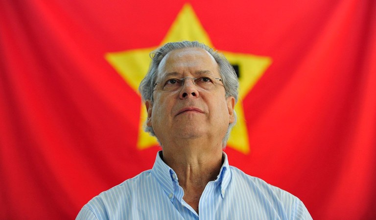 ***FOTO EMBARGADA PARA VEÍCULOS DE RS E SC*** PORTO ALEGRE, RS. 15.12.2012: PT/DIRCEU - O ex-ministro chefe da Casa Civil José Dirceu partcipou de evento do Partido dos Trabalhadores na manhã deste sábado no salão da igreja Pompeia, em Porto Alegre. Ovaci