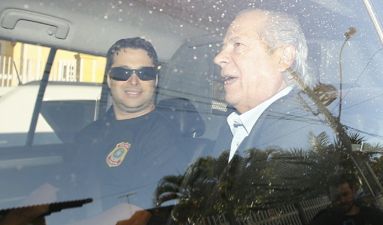 "Aos intelectuais, jornalistas e celebridades acadêmicas que têm se dedicado, nos últimos dias, a manifestar a decepção repentina com José Dirceu depois que ele foi conduzido a prisão da Polícia Federal em Curitiba, gostaria de dizer, do alto de minha modéstia, que sinto vergonha por esse comportamento", escreve Paulo Moreira Leite, em novo artigo para o 247; para o jornalista, ao se dispor a condenar com base em uma "verdade censurada", esses intelectuais, "em vez de viver das próprias ideias, permitem-se pensar com o cérebro dos outros"
