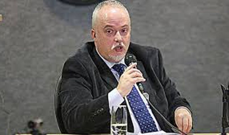 Virou esculhambação. O que você assistiu, leitor, foi a um diálogo ensaiado e encenado para ser apresentado em horário nobre