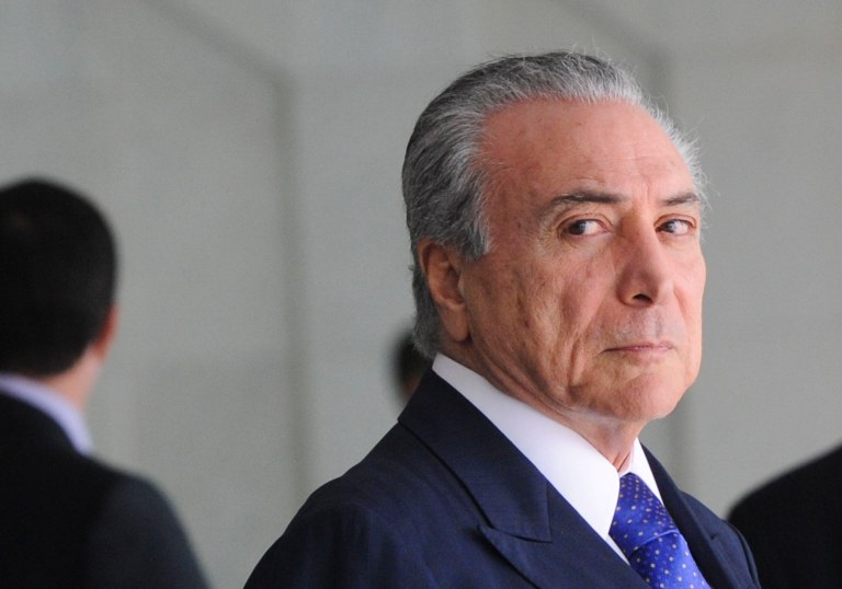 "Ao propor o surgimento de alguém capaz de reunificar o País, o vice Michel Temer praticamente se colocou na pista e só faltou dizer 'mesmo que seja eu', como na canção de Erasmo Carlos", afirma o jornalista Leonardo Attuch, editor do 247, lembrando que, um dia depois, ele recebeu apoios de duas importantes lideranças empresariais: os presidentes da Fiesp, Paulo Skaf, e da Firjan, Eduardo Eugênio Gouveia Vieira; "Nos momentos mais agudos da crise política, Temer se movimentou com cautela e sempre se prestou a um papel colaborativo, ao assumir até a delicada missão de articulador político de um governo cuja base de apoio se esfacela em praça pública. No entanto, ao falar em 'reunificação', ele cruzou a linha da prudência e deu margem a perigosas especulações"