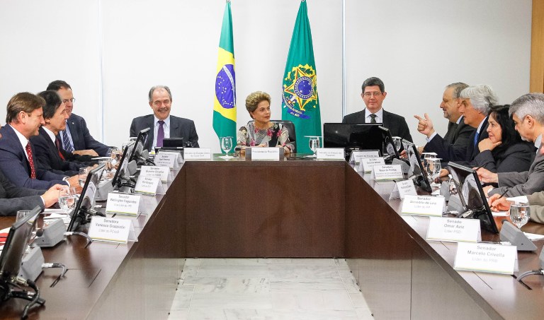 Dilma conseguiu melhorar sua articulação política junto às lideranças partidárias e governadores. Falta agora fazer um trabalho similar junto à sociedade civil. Tem de oferecer algum avanço político a seu próprio eleitorado