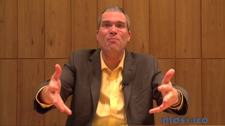 Rabino Michel Schlesinger, da Congregação Israelita Paulista, não responde, porém, porque não aceitou a conversão de um judeu que necessitava ingressar numa faculdade israelense, alegando “sigilo institucional