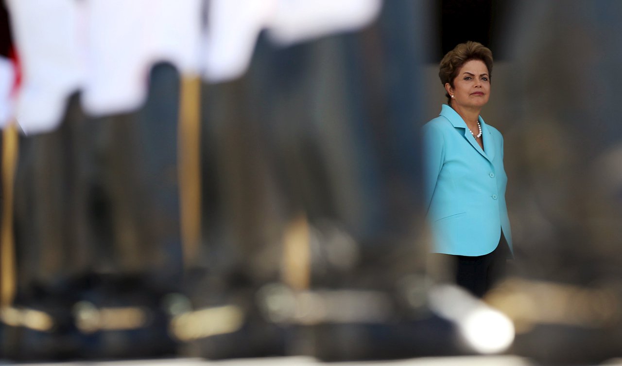 Presidente Dilma Rousseff aguarda a chanceler alemã, Angela Merkel, no Palácio do Planalto, em BrasÃlia, nesta quinta-feira. 20/08/2015 REUTERS/Adriano Machado