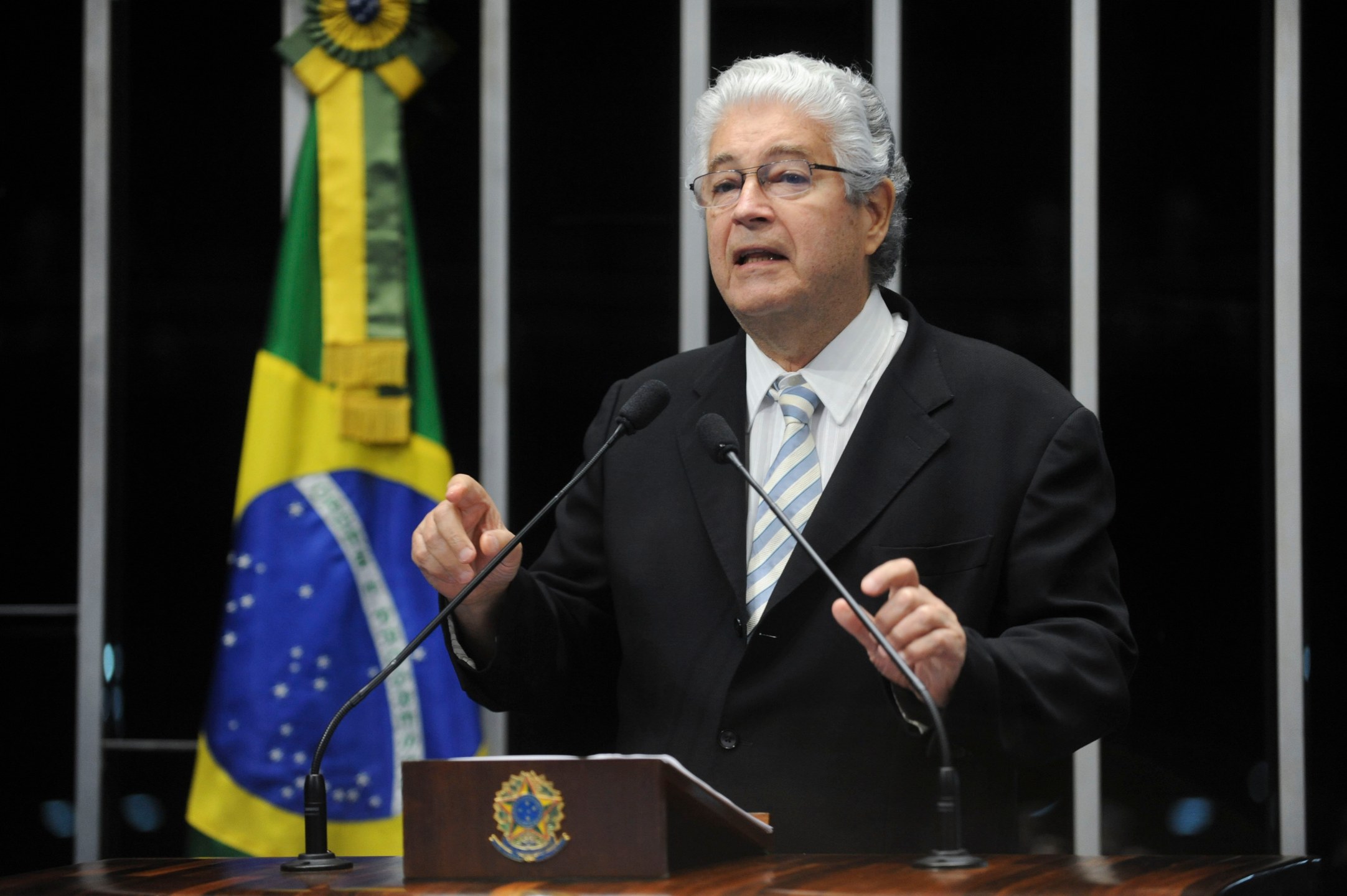 Em discurso no plenário, o senador Roberto Requião relembrou a 'Operação Macuco', da Polícia Federal, que desvendou o escândalo do Banestado, quando se apurou o desvio de US$ 124 bilhões ao exterior por meio do então banco estadual do Paraná; os valores desviados à época, afirmou o senador, somavam muito mais do que as reservas brasileiras na moeda norte-americana; segundo o senador, a operação foi o ponto de partida para desvendar os métodos e os caminhos da corrupção no País; contudo, denunciou Requião, a operação foi abafada e desmontada, sem a punição pelos responsáveis pelos desvios