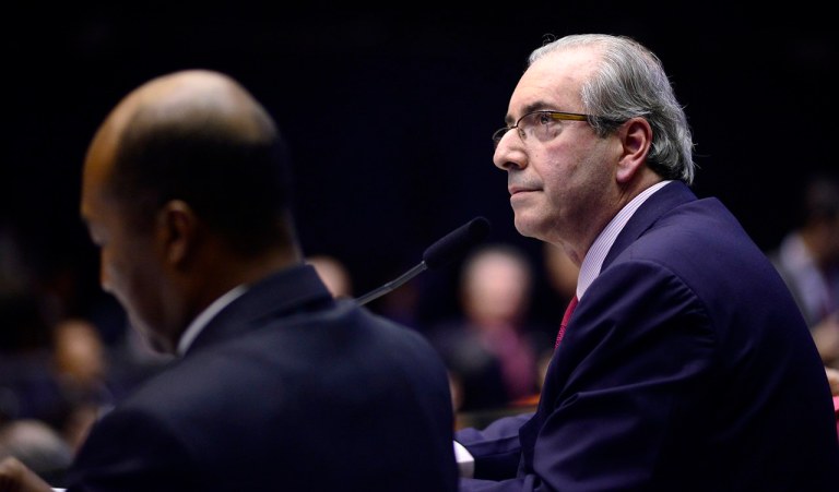 "A pauta-bomba agora passa a ser Eduardo Cunha. Enquanto o assunto impeachment entra no freezer até novembro, quando as liminares de ontem serão julgadas pelos onze ministros do STF, o assunto principal em Brasília é a degola do presidente da Câmara", afirma Alex Solnik, colunista do 247, segundo quem Cunha "não assusta mais"; "Como a única coisa que lhe interessa nesse momento é sair dessa encrenca com o mínimo de danos, e isso significa ganhar a queda de braço no Conselho de Ética, ele se vê na iminência de voltar aos braços do governo e do PT. Porque só o PT salva", escreve o jornalista; leia a íntegra