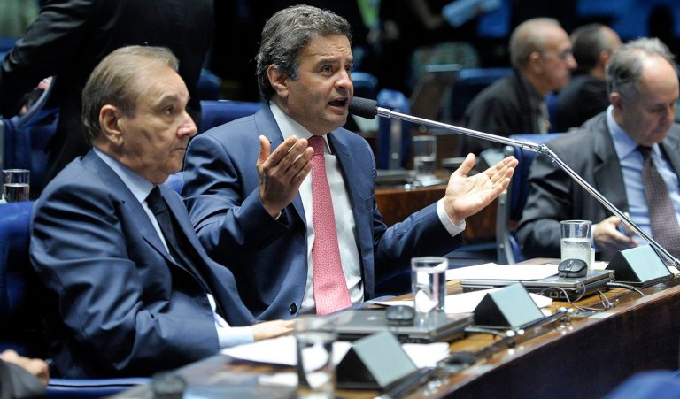 Em aparte, senador Aécio Neves (PSDB-MG) diz que, após 10 anos de governo petista, população brasileira não se sente satisfeita com serviços públicos. À esquerda, senador José Agripino (DEM-RN)