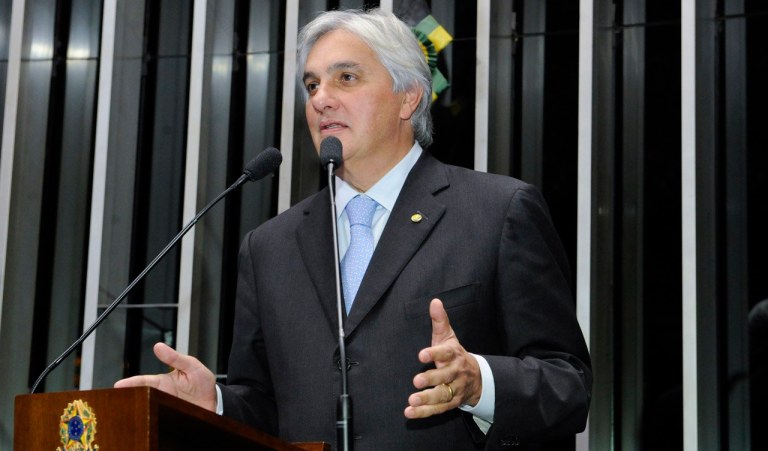 Senador Delcídio do Amaral (PT-MS) rebate acusações de que projeto de lei de sua autoria (PLS 354/2009), conhecido como Cidadania Fiscal, favoreceria a lavagem de dinheiro