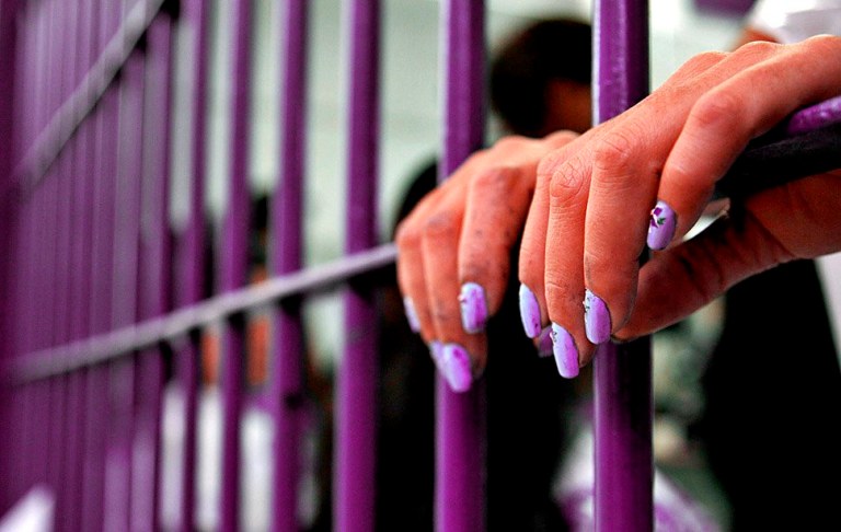 Essas mulheres são, sobretudo, negras, jovens, com pouca escolaridade e mães. Quase 70% dessas prisões decorrem de atividades enquadradas como tráfico de drogas