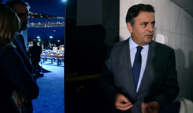 Senador Aécio Neves (PSDB-MG) na porta do Plenário do Senado. Foto: Ana Volpe/Agência Senado
