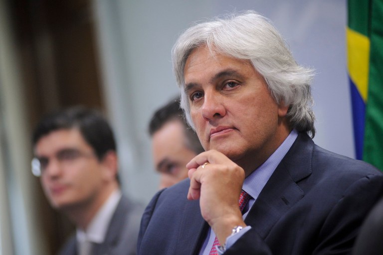 Se comprovado que ofereceu mesada de R$ 50 mil a Nestor Cerveró e sugeriu sua fuga da prisão num jato Falcon 50, o senador Delcídio Amaral (PT-MS) "não só tentou obstruir a investigação como se auto incriminou e ganhou 11 inimigos no STF", afirma Alex Solnik, colunista do 247; "Se não tivesse culpa no cartório não precisaria fazer uma proposta tão mirabolante e tão onerosa. Agindo como agiu, perdeu qualquer argumento de defesa. Ficou nu", observa; para o jornalista, o fato de Delcídio ser o líder do governo no Senado, porém, "não significa que o governo compactue com seus atos ou seja co-partícipe. O que ele fez foi como pessoa física, o governo não tem nada a ver com isso"; leia a íntegra