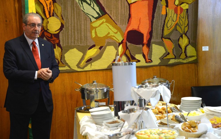 Segundo o colunista do 247 Alex Solnik, já rolam bolões nos meios jornalísticos e políticos de Brasília para adivinhar por que Eduardo Cunha continua dando entrevistas e tomando café da manhã com jornalistas em vez de sair de férias; entre os palpites mais recorrentes, estão: "para aproveitar intensamente os últimos dias que lhe restam na presidência da Câmara", "viajar ao exterior ficou perigoso", ou ainda "para ficar atento a novas oportunidades de exportação de carne enlatada para a África"; leia íntegra