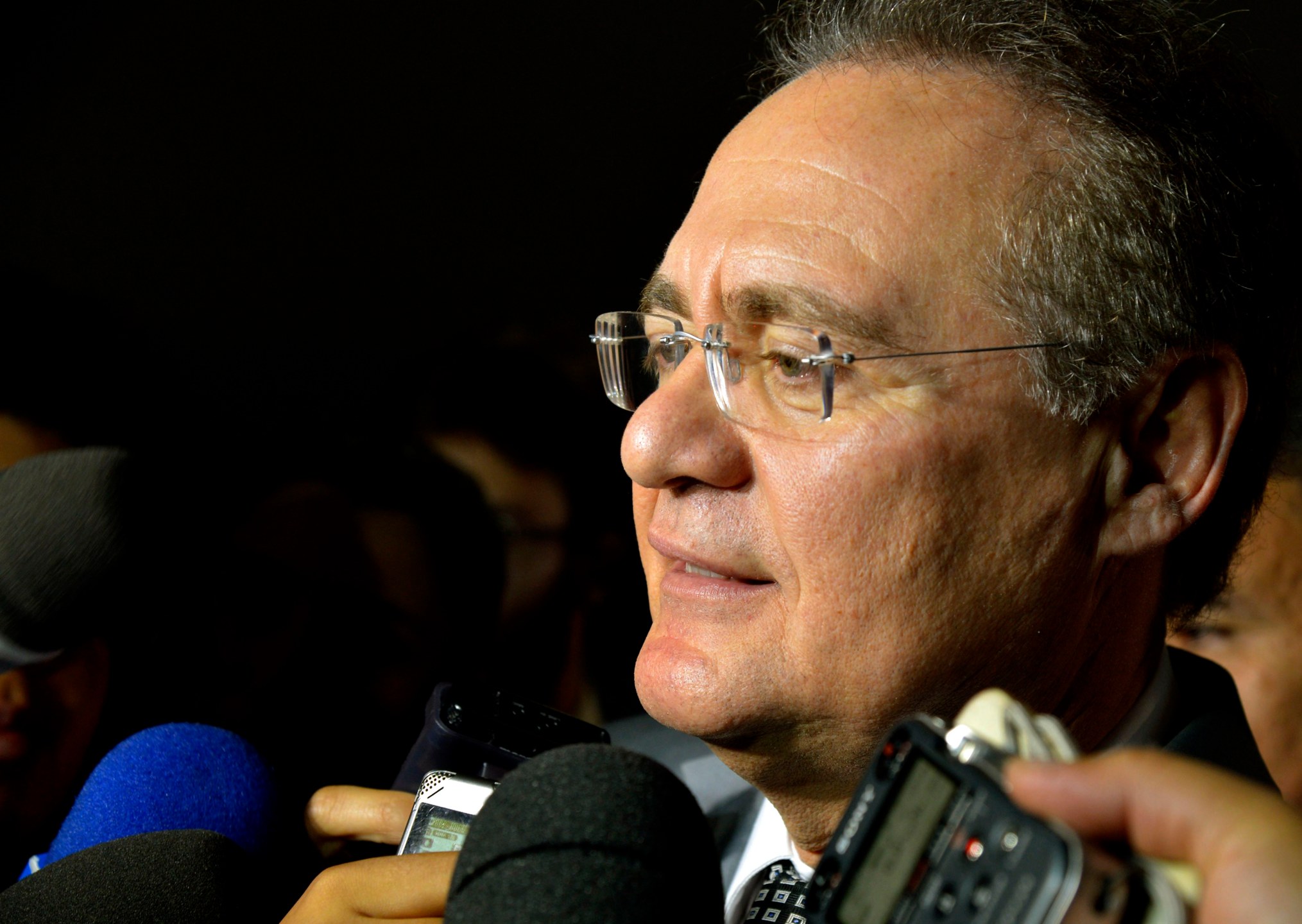 Brasília - Renan Calheiros fala à imprensa em sessão do Congresso Nacional para votação de matérias orçamentárias (Valter Campanato/Agência Brasil)