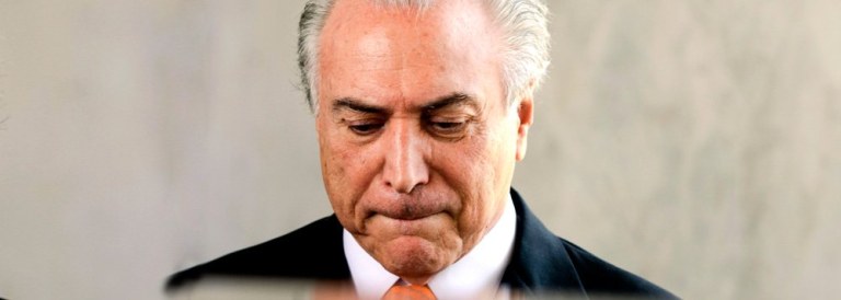 "A um vice-presidente da República com espírito de estadista e nobreza de caráter, colocado diante da situação em que a sua presidente enfrenta um processo de impeachment, cabe optar por uma de três alternativas: a do vice leal, a do vice imparcial ou a do vice pragmático. O nosso vice, no entanto, optou pela quarta alternativa: não foi leal, nem imparcial, nem renunciou para conspirar; luta pela queda da presidente à luz do dia", afirma Alex Solnik, colunista do 247; segundo o jornalista, "depois de cuspir no prato em que comeu, Temer continua comendo no prato em que cuspiu" ao usar "a infraestrutura do Jaburu para formar um novo governo enquanto o atual ainda não se extinguiu"