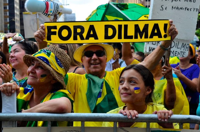 A farra está boa, mas golpe, não. Não vai ter golpe. O povo brasileiro não vai permitir aventuras irresponsáveis de gente que não sabe ou se esqueceu da nossa história