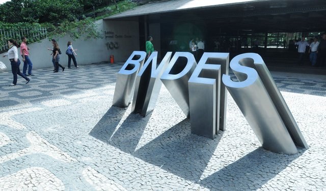 Data: 11/08/2011
Editoria: Novo Portal Valor
Reporter: Mariane Goldberg
Local: Rio de Janeiro, RJ
Pauta: Fotos para o Novo Portal Valor - Novo Site
Setor: Finaceiro
Personagem: Predio do BNDES na Avenida Chile, 100
Tags: Banco Nacional de Desenv