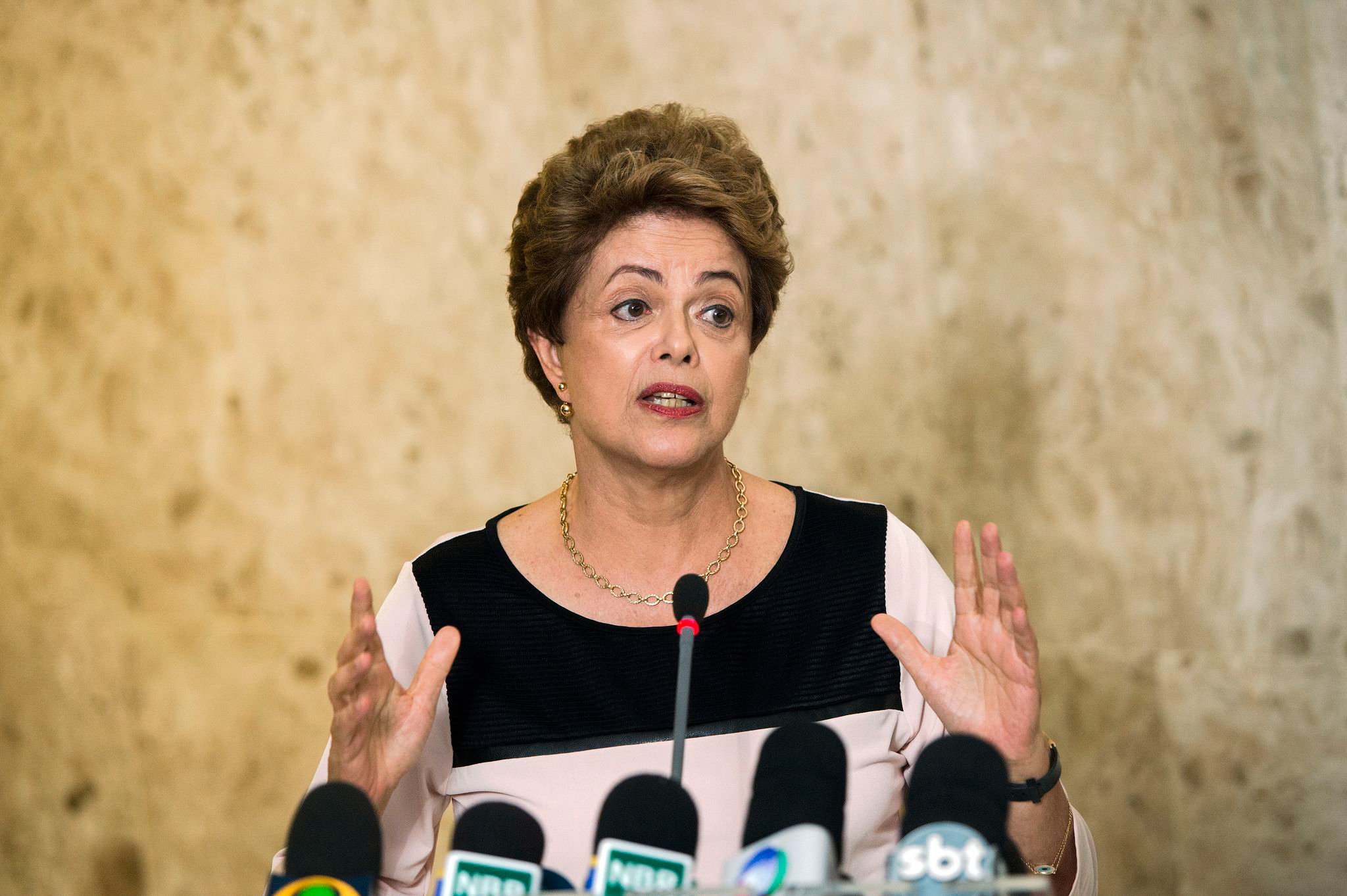 Brasília - Presidenta Dilma Rousseff concede entrevista coletiva após reunião com juristas em ato para denunciar a falta de base jurídica do pedido de abertura do processo de impeachment (Marcelo Camargo/Agência Brasil)