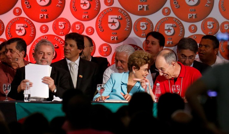 "Esse cacoete de querer impor à presidente as diretrizes do partido, típico dos regimes autoritários, adotado pelo atual presidente do PT, Rui Falcão, não se coaduna com a tradição democrática brasileira", analisa Alex Solnik, em seu blog no 247; jornalista avalia que, "fragilizado como estava em 2015, do que o governo menos precisava era de contestações; precisava era de apoio", mas o dirigente petista "ignorou tudo isso e passou a criticar desbragadamente o governo que seu partido elegeu", ajudando a oposição; "Nenhum partido manda no presidente da República que elegeu e sim o presidente da República manda no partido, até por uma questão de hierarquia: os milhões de votos do presidente eleito lhe dão autoridade para orientar o seu partido e não o contrário"
