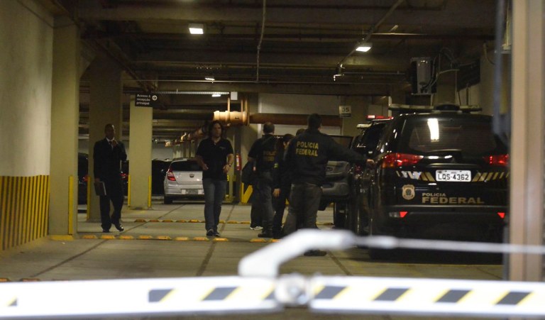 Policiais federais cumprem mandados de busca e apreensão na sede da empreiteira Norberto Odebrecht, no Rio de Janeiro, como parte da 14ª fase da Operação Lava Jato (Tânia Rêgo/Agência Brasil)