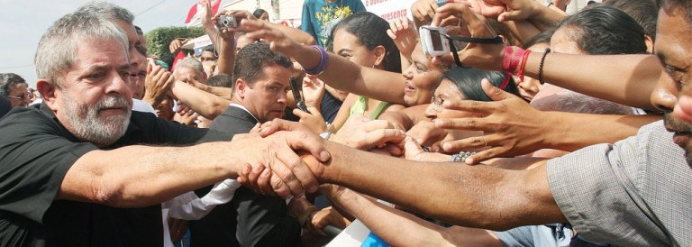 Para o sociólogo e colunista do 247 Emir Sader, "desde que mudou o país, trazendo crescimento com distribuição de renda e controle da inflação, recuperando o papel do Estado e retirando milhões de brasileiros da pobreza e da miséria, o ex-presidente Lula é alvo de toda artilharia possível da direita, para acumular suspeitas em busca da rejeição do povo ao ex-presidente"; "Já terminaram com a reeleição – como já tinham feito uma vez -, contra o Lula, diminuíram o tempo de campanha, pelo pânico do Lula falando para todo o país", afirma; para Emir, o Brasil está dividido entre quem tem medo do Lula e que tem esperança nele; leia íntegra