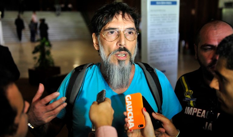 Brasília- DF- Brasl- 03/12/2014- Manifestantes tentam entrar na Câmara. Na foto, em destaque, o cantor Lobão. Foto: Laycer Tomaz/ Câmara dos Deputados