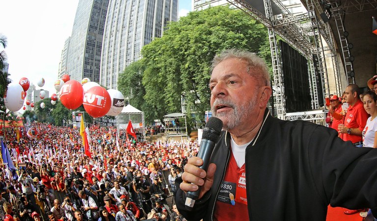 "Enfrentando a cruzada de delegados, procuradores e veículos de comunicação cercado apenas pelos mais próximos, sejam políticos, advogados ou amigos", Lula começa só agora a ver a articulação de movimentos em sua defesa, observa a colunista Tereza Cruvinel; ela destaca que a bancada do PT cogita comparecer em peso ao Fórum da Barra Funda no dia 17, quando o ex-presidente deve prestar depoimento sobre as obras no sítio de amigos em Atibaia, e que a Frente Brasil Popular, que reúne mais de 60 entidades e movimentos sociais, também programa um ato no Fórum para o mesmo; na avaliação da jornalista, "o PT está devendo um expressivo desagravo a seu fundador", o que "deve ocorrer na festa do dia 27, pelos 36 anos de criação do partido"
