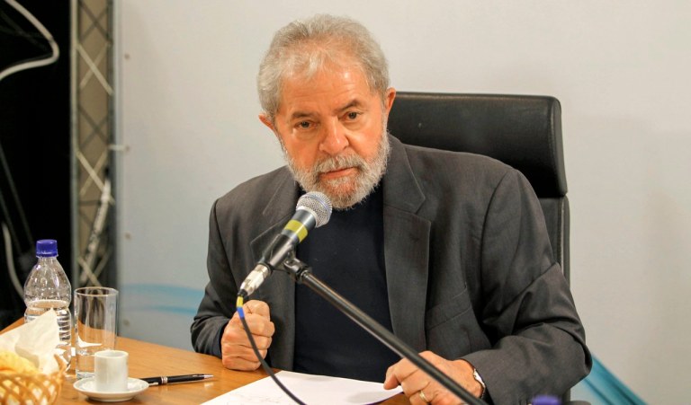Destruir Lula pode até satisfazer a sanha por sangue de alguns, mas pode alimentar o desejo por sangue de outros. Isso não significa que Lula não deve ser investigado e até ser condenado se praticou crimes. Mas execrá-lo e persegui-lo não é um bom caminho. Ninguém ganha nada com isso