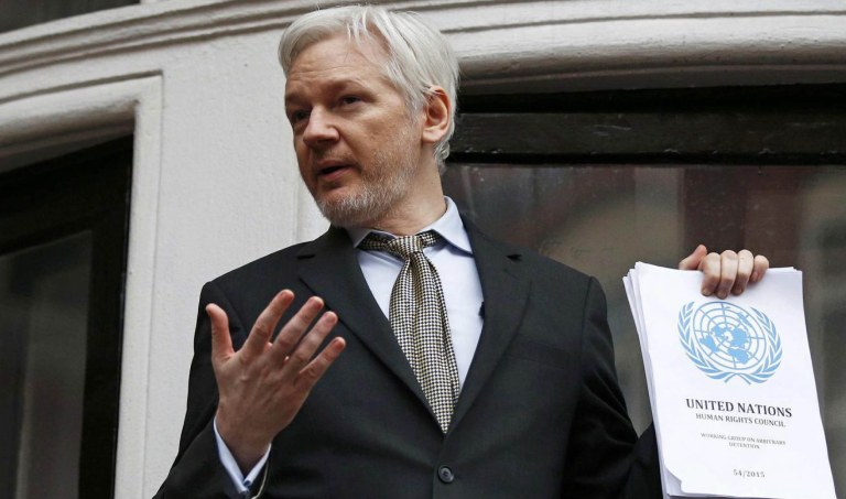 "Apesar da decisão favorável de um grupo de trabalho da ONU, que definiu o refúgio de três anos e sete meses na embaixada do Equador em Londres como 'detenção arbitrária', Julian Assange, fundador do WikiLeaks, enfrenta o desafio de transformar a imensa simpatia que desfruta na internet em apoio político real para garantir seu direito à liberdade", escreve Paulo Moreira Leite, colunista do 247; leia seu artigo sobre o tema. Para PML, o desfecho do caso irá funcionar como um termômetro realista sobre o grau de liberdade das sociedades contemporâneas para conhecer os bastidores e mazelas da potência número 1 do Planeta.
