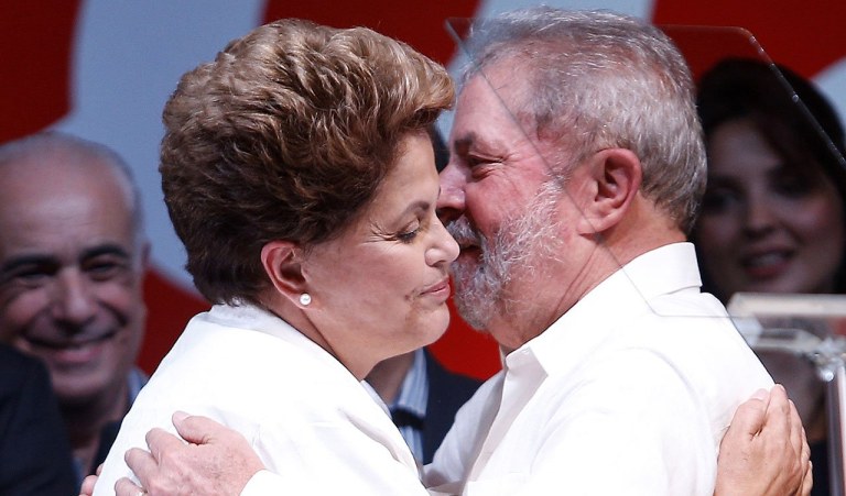 DF - ELEIÇÕES/DILMA ROUSSEFF/PRONUNCIAMENTO - POLÍTICA - A presidente reeleita Dilma Rousseff (PT) comemora a vitória nas eleições ao lado do ex- presidente Luiz Inácio Lula da Silva, durante pronunciamento em hotel na cidade de Brasília, neste doming