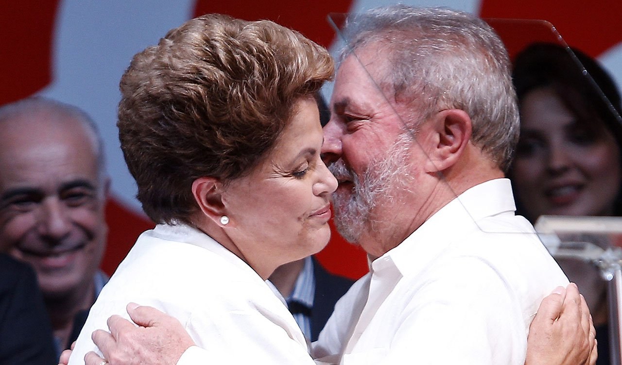 DF - ELEIÇÕES/DILMA ROUSSEFF/PRONUNCIAMENTO - POLÍTICA - A presidente reeleita Dilma Rousseff (PT) comemora a vitória nas eleições ao lado do ex- presidente Luiz Inácio Lula da Silva, durante pronunciamento em hotel na cidade de Brasília, neste doming