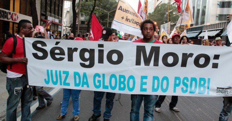 Juiz Sérgio Moro divulgou conversas telefônicas do ex-presidente Lula com seu advogado Roberto Teixeira. Moro diz não identificar relação profissional entre Lula e seu advogado, mesmo Teixeira sendo conhecido como advogado de Lula desde os anos 1980. É a barbárie, a ditadura