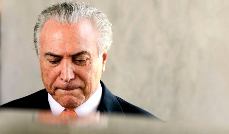 Brasília - O vice-presidente, Michel Temer, fala à imprensa ao deixar seu gabinete no Palácio do Planalto (Marcelo Camargo/Agência Brasil)