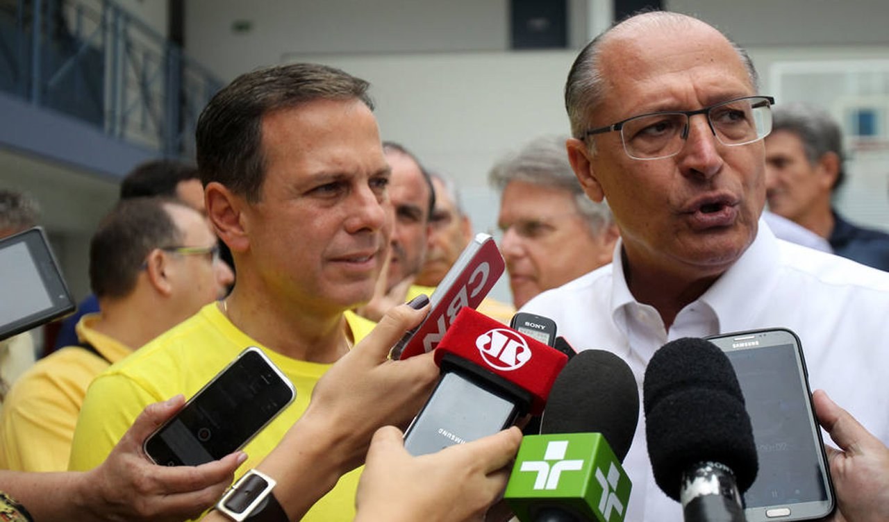 Tucanos de alta plumagem anunciam que recorrerão ao MPE contra as prévias. Alberto Goldman e José Aníbal acusam João Doria, amancebado de Geraldo Alckmin, de uso de “propaganda irregular, transporte de eleitores e infrações da lei da Cidade Limpa”. Dependendo da decisão do MPE, os tucanos poderão ficar órfãos nas eleições na principal capital do país